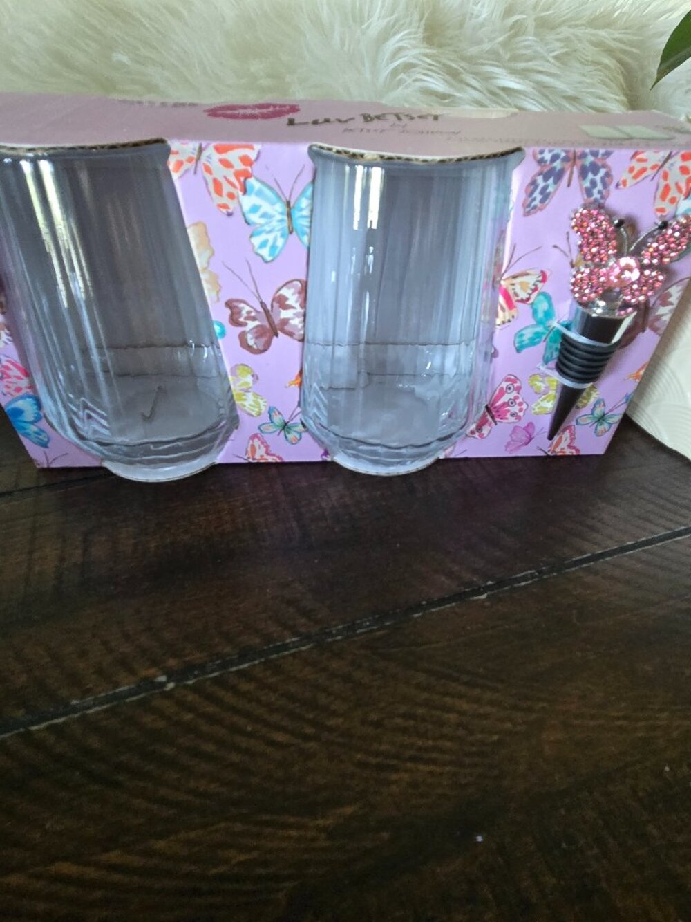 New in Box Designer Luv Betsy Johnson wine glasses & butterfly bottle cork